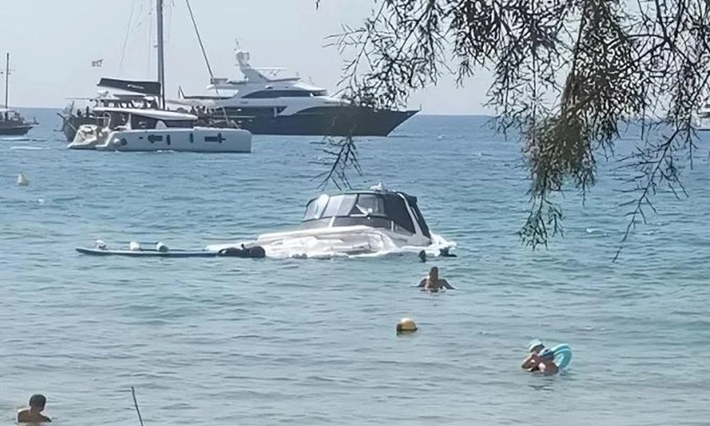 Βουλιαγμένη: Σκάφος βυθιζόταν δίπλα σε λουόμενους (βίντεο)
